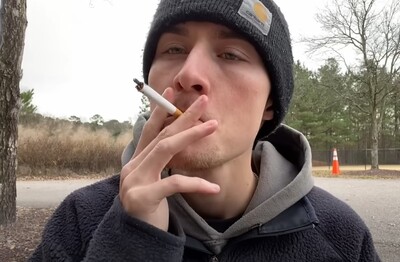 Лечение зависимости от табакокурения в Данкове Мужчина с сигаретой делает затяжку