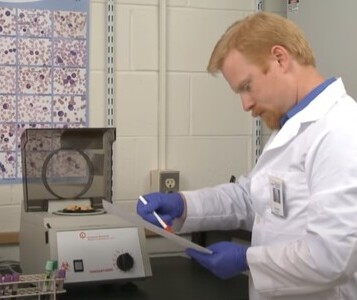 Клиника лечения наркозависимости в Данкове Врач в кабинете клиники