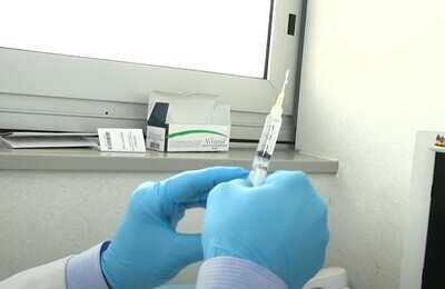 Проведение кодирования Вивитролом в Данкове Шприц с Вивитролом в руках у врача